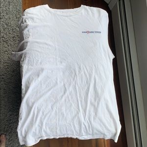 a white vineyard vines tee